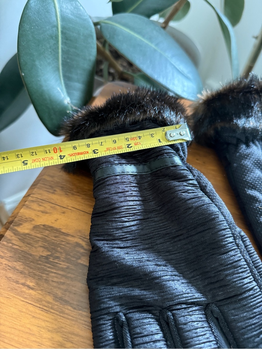 Black Faux-Fur Trim women’s Winter Gloves - Picture 7 of 8